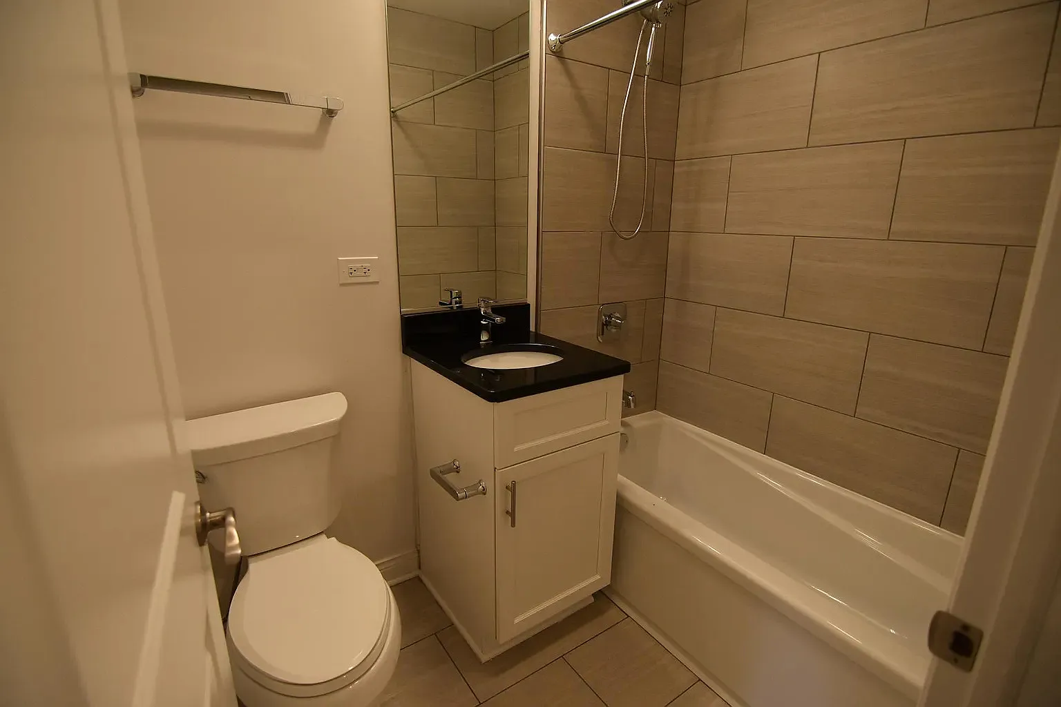 3 bed, 1135 sqft, $3,100 — Photo 3