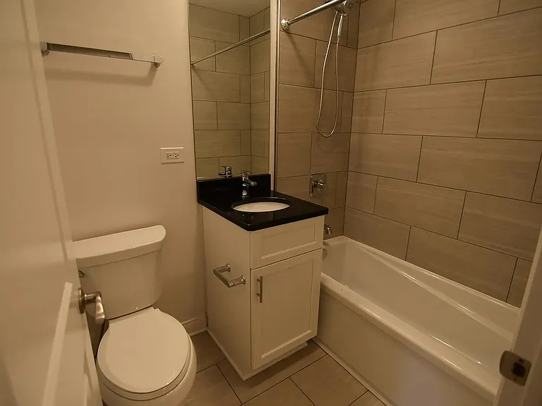 1906 W Montrose Ave #3 — Photo 3