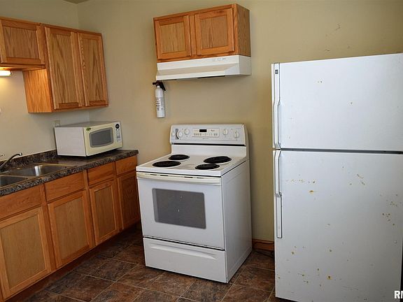 3rd image of 652 S Pearl St