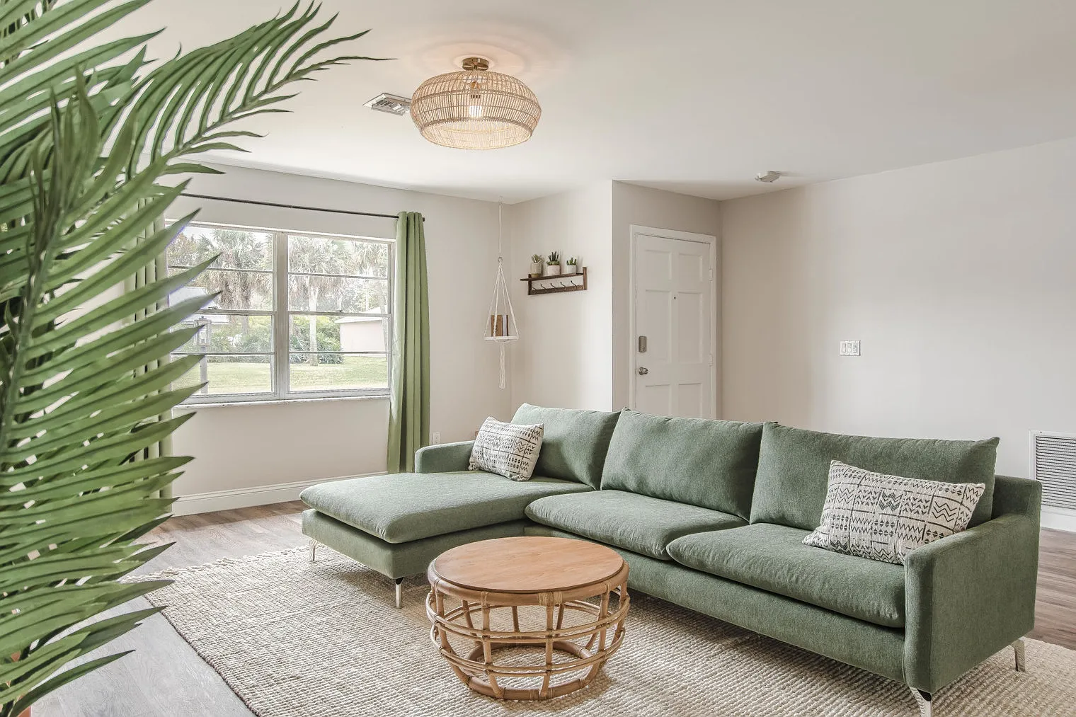 2 bed, 2.0 bath, 1323 sqft, $7,519 — Photo 3