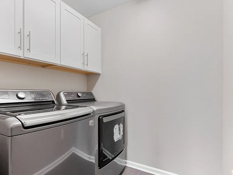 490 W Ridge Cir — Photo 33