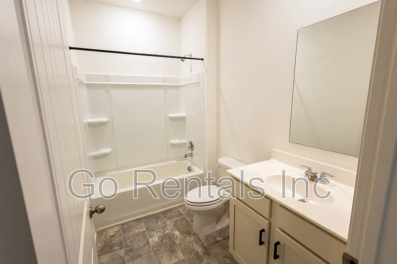 4 bed, 2.0 bath, 1774 sqft, $2,200 — Photo 4