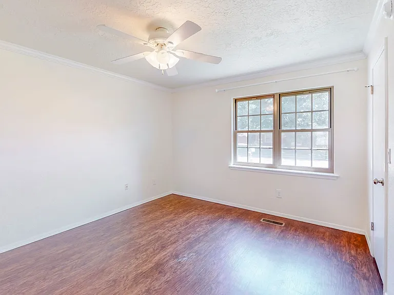4004 S Maple Ave — Photo 21
