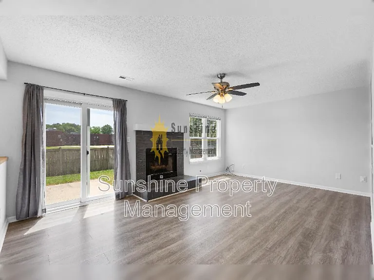 1486 Berkshire Dr — Photo 5