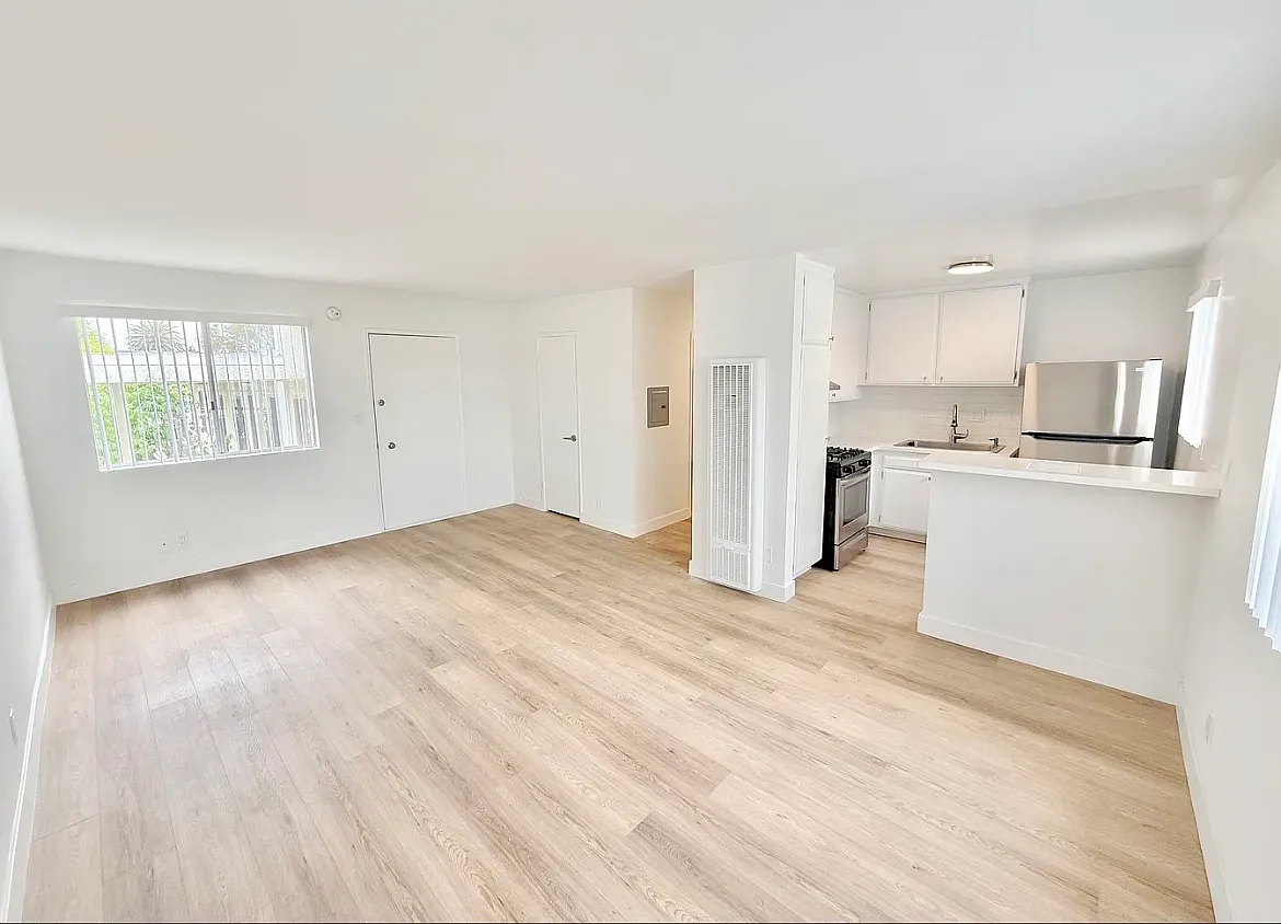Studio, 650 sqft, $1,900 — Photo 4