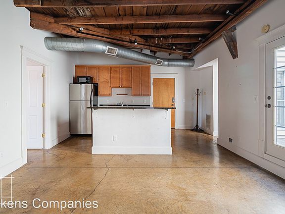 5th image of 893 N High St APT 202