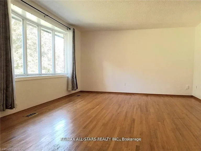 11 Roselyn Ct — Photo 6