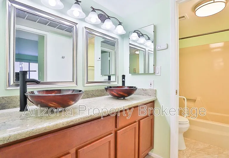 3033 E Devonshire Ave #2020 — Photo 8