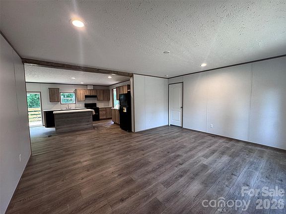 5th image of 218 Diana Rd
