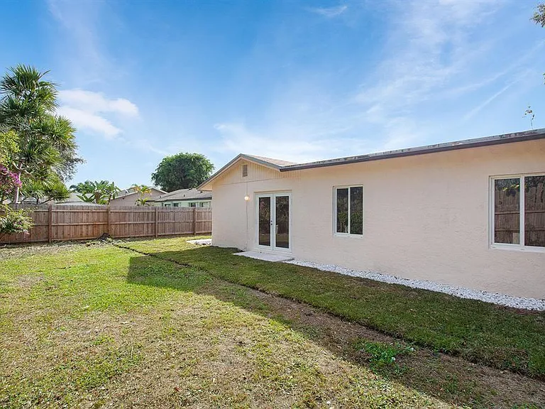 9611 Saddlebrook Dr — Photo 12
