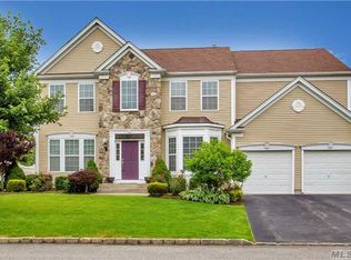 33 Woodstork Dr, Mount Sinai, NY 11766
