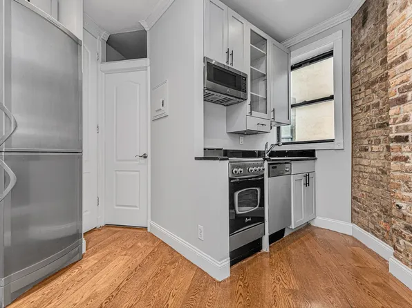 350 West 21st Street image 3 of 5