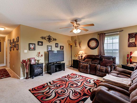 3rd image of 3215 Valley View Dr