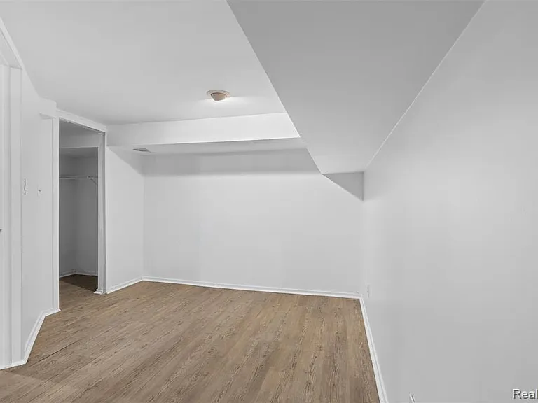 6680 Ridgefield Cir — Photo 33