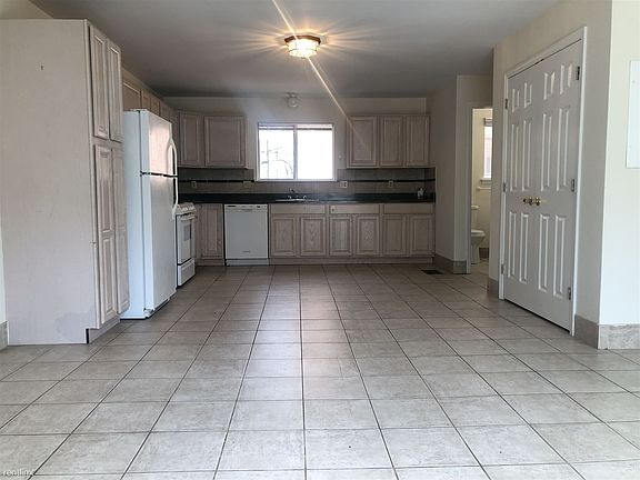 856 Bedford #4 - Kitchen 3