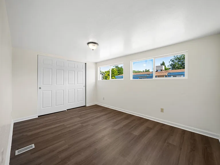 562 Eastwood Dr — Photo 7