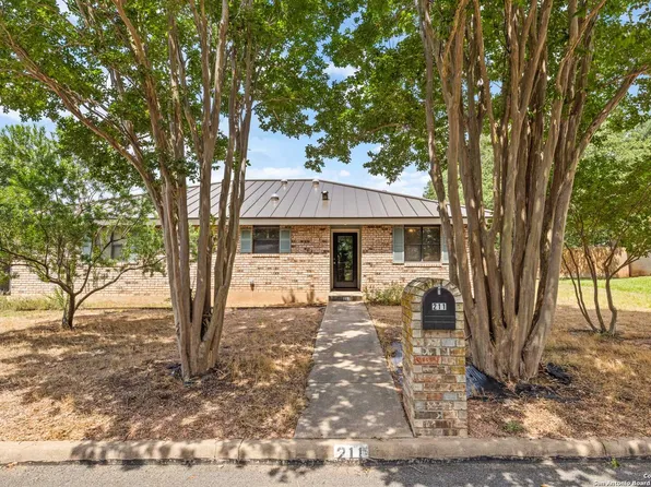 211 Crestwood Dr., Fredericksburg, TX 78624