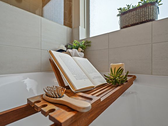 Relaxing soaker tub