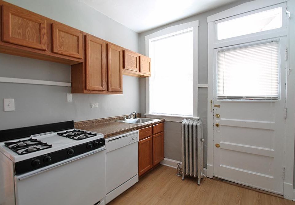 2nd image of 226 Pleasant St APT 3