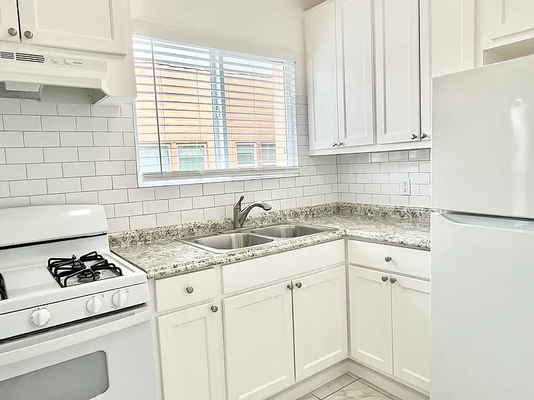 5136 Marathon St #209 — Photo 5