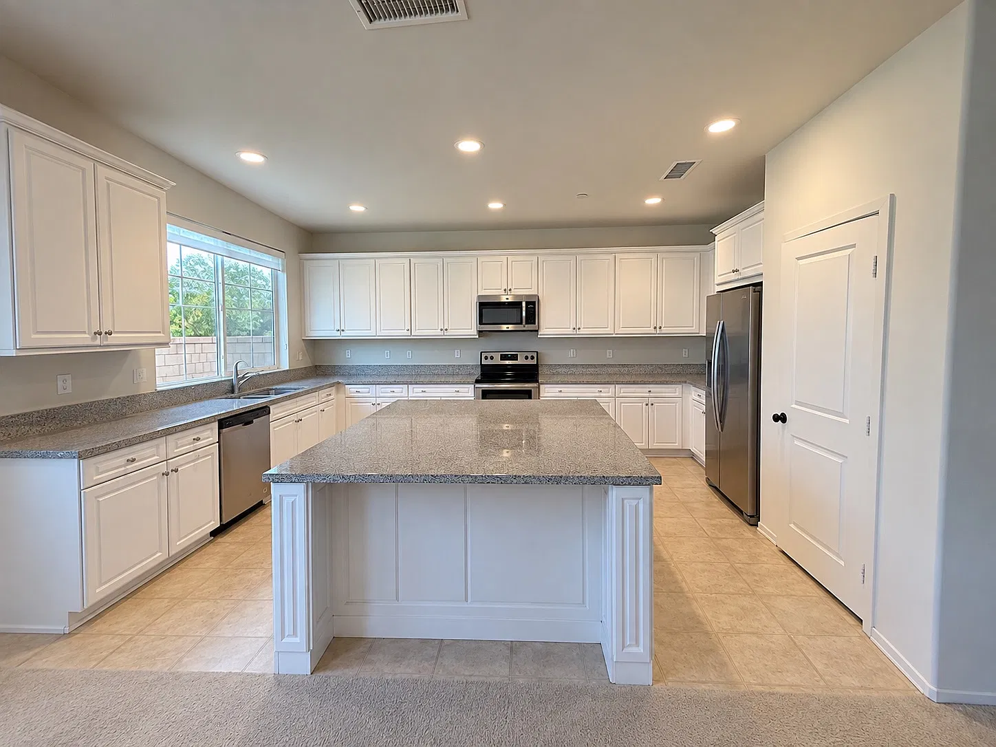 3 bed, 2.5 bath, 1892 sqft, $3,700 — Photo 2