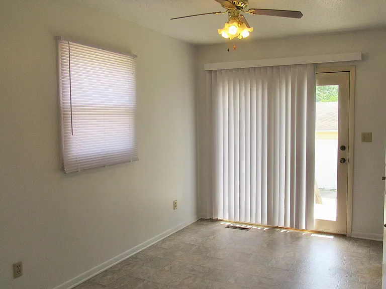 1041 Rainbow Blvd — Photo 5