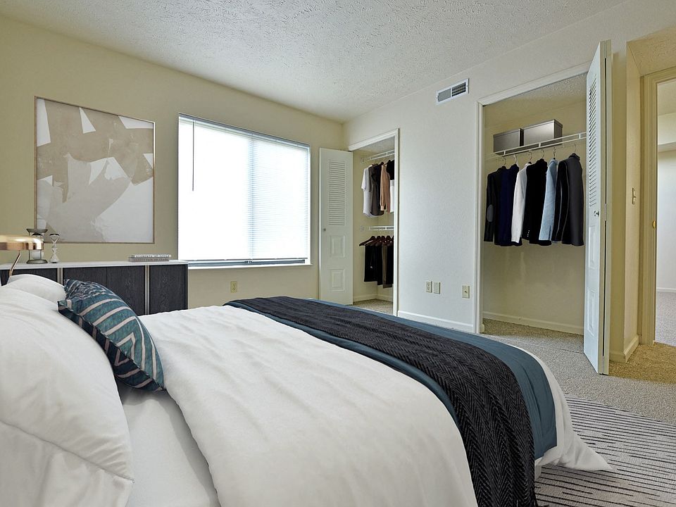A bedroom at Heatherwood Apartments, Grand Blanc, Michigan