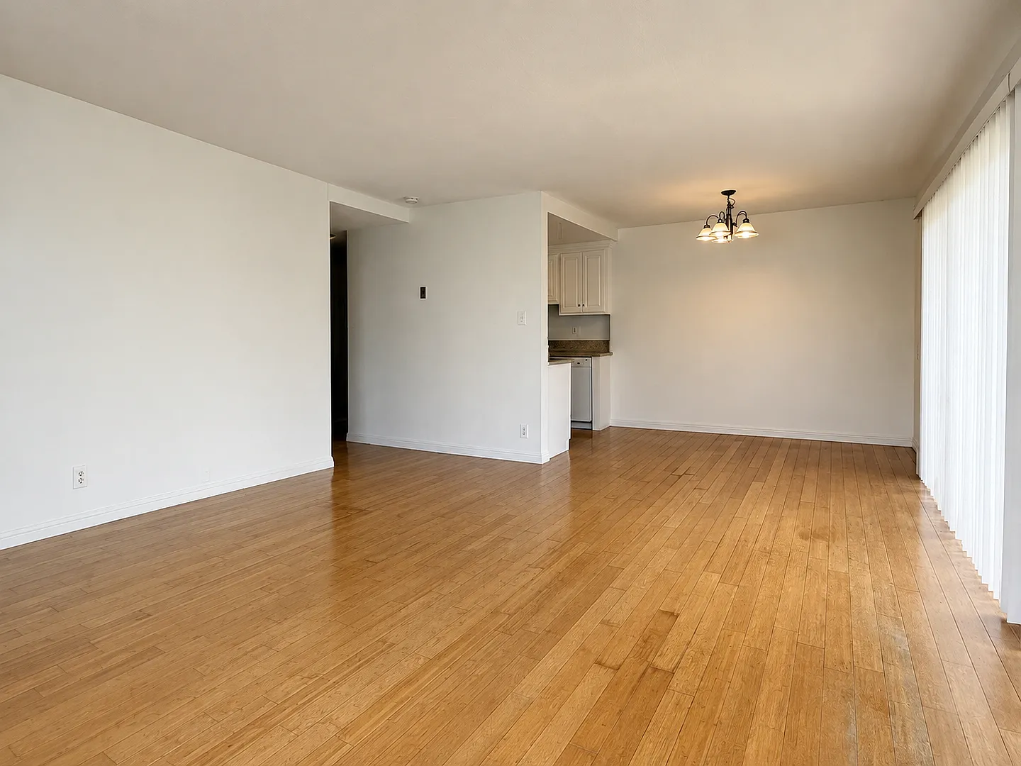 2 bedroom 2 bath condo located in the New Orleans building — Photo 4