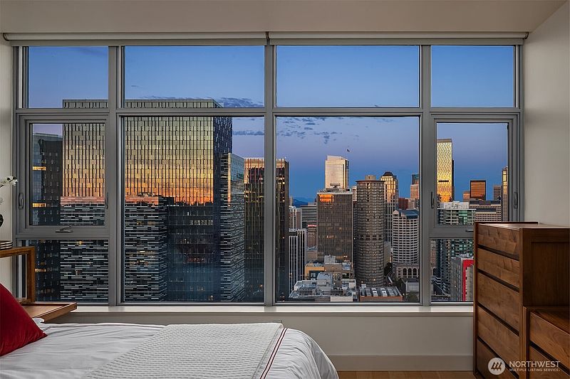4th image of 588 Bell Street #3704S