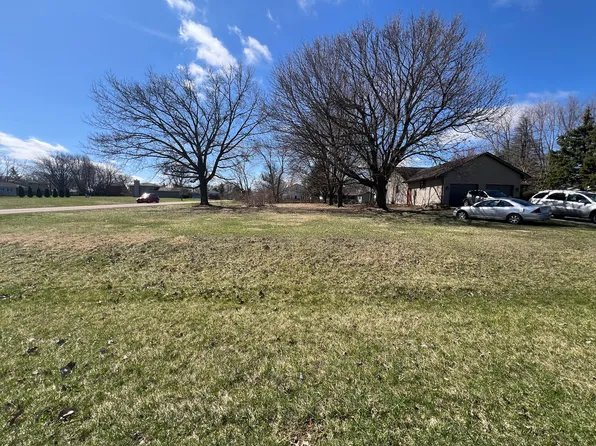 990 Holiday Dr, Sandwich, IL 60548