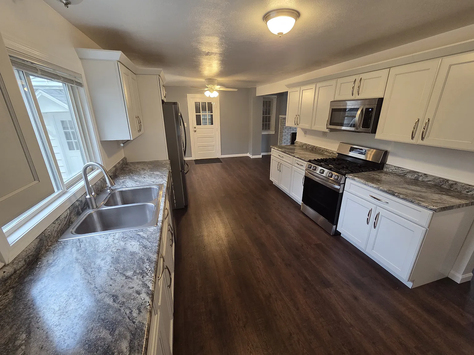 4 bed, 1978 sqft, $2,100 — Photo 3