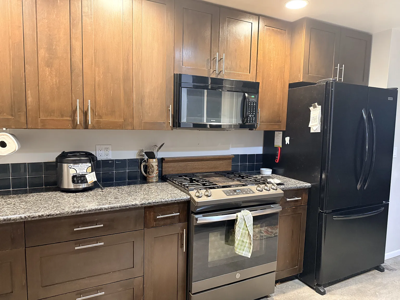 3 bed, 2400 sqft, $1,000 — Photo 4
