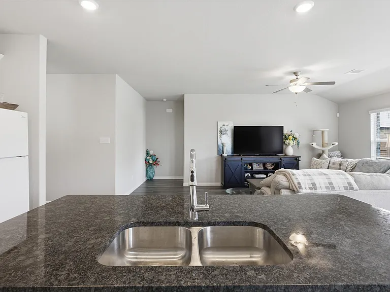 410 Dempsey Dr — Photo 8