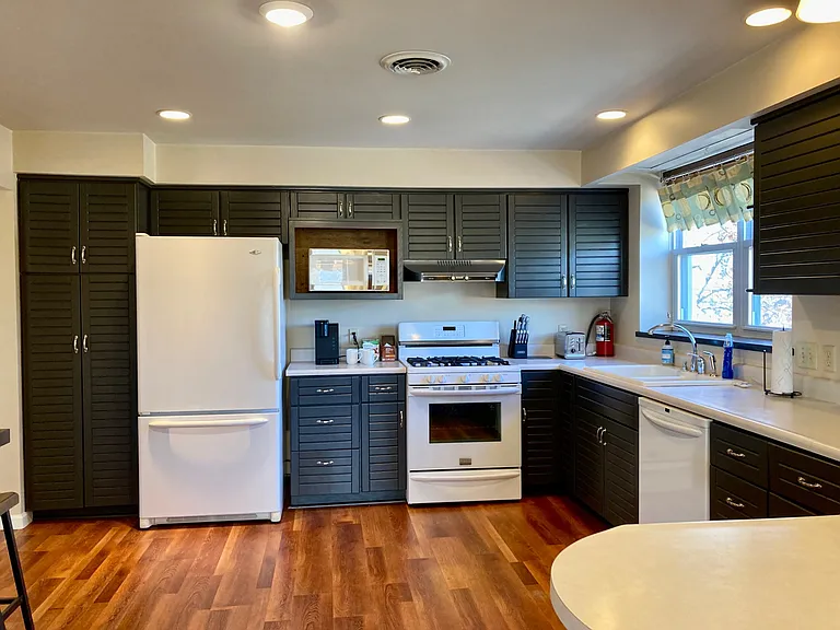 833 Main St #B — Photo 4
