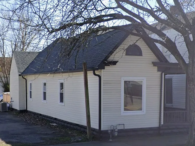 1504 E Spring St — Photo 4