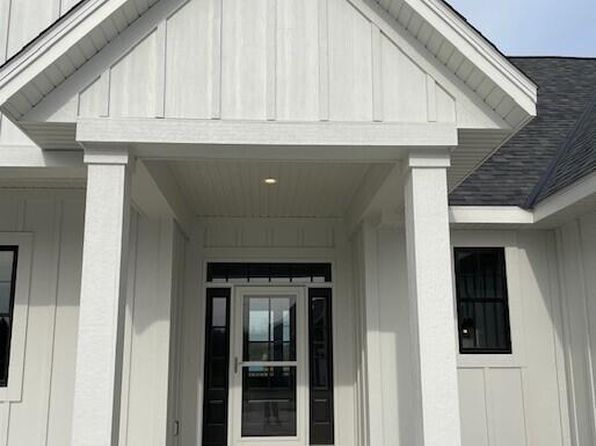 1746 North River CIRCLE, River Hills, WI 53217