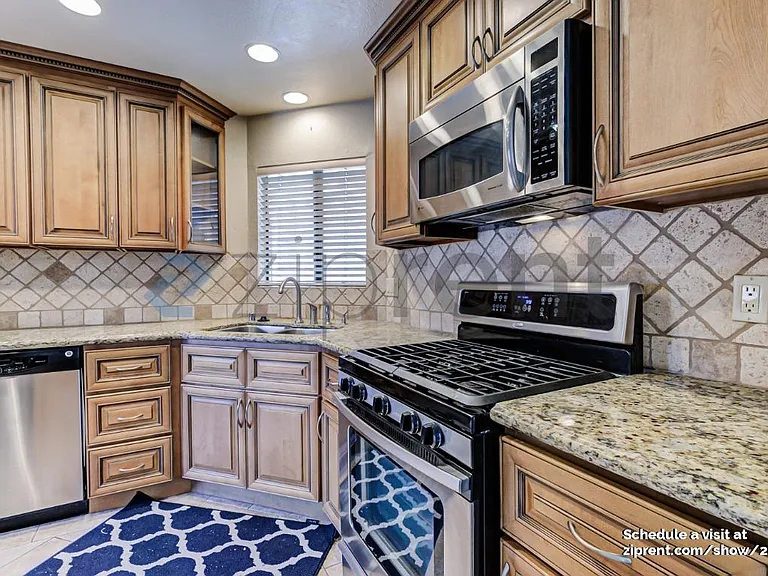 601 N Kenwood St #204 — Photo 8