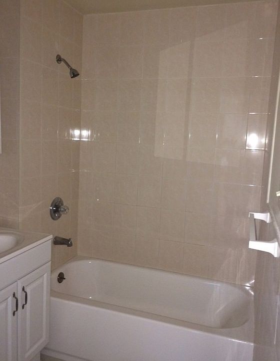 2nd image of 900 E 218th St Floor 1