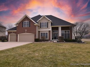 525 N Sycamore Ln, North Aurora, IL 60542