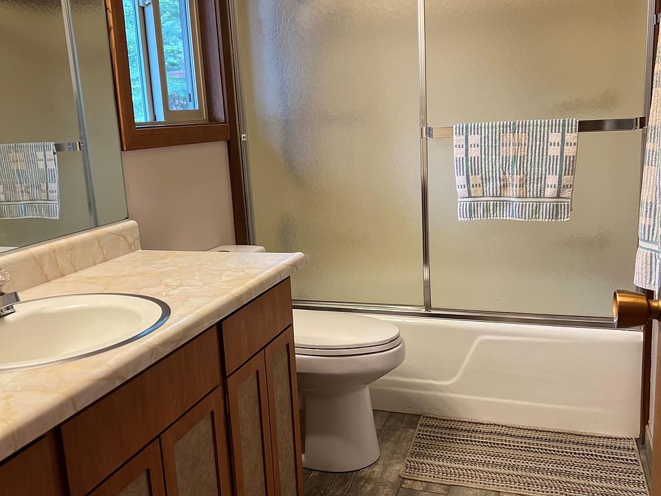 Full bathroom shower and tub