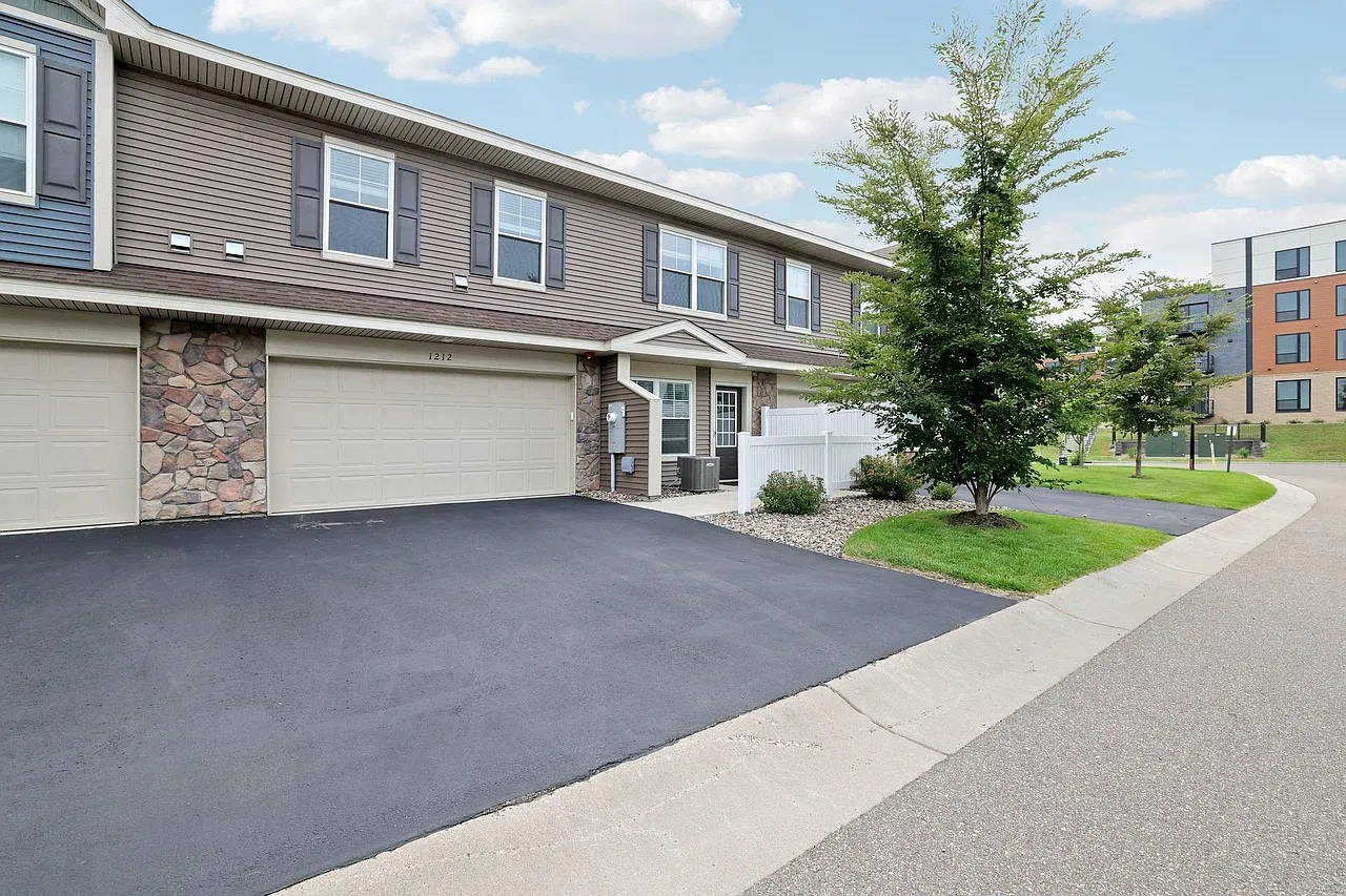 3 bed, 1769 sqft, $2,450 — Photo 2