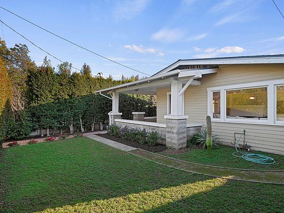 3rd image of 2229 De La Vina St