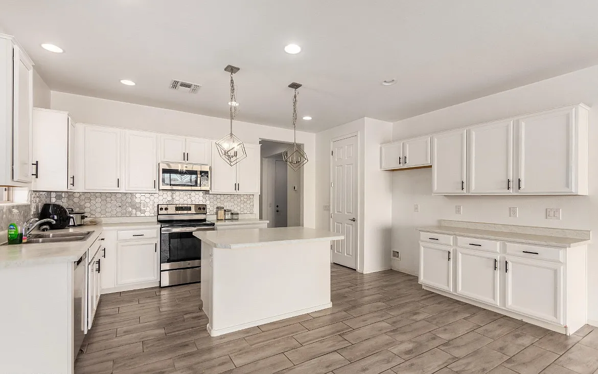 272 E Hawaii Dr — Photo 3