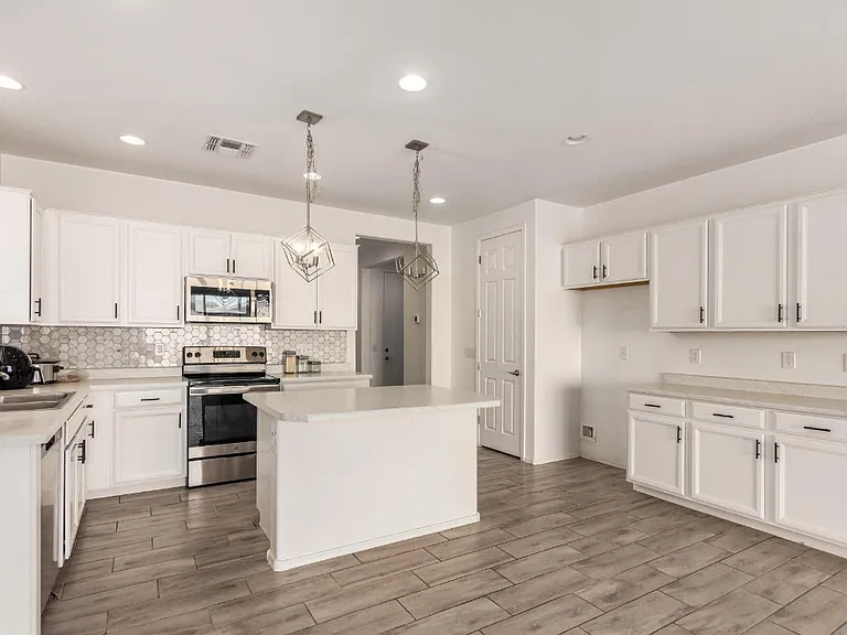 272 E Hawaii Dr — Photo 3