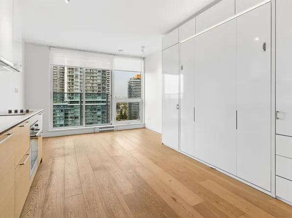 13438 Central Ave #1903, Surrey, BC V3T 0N2