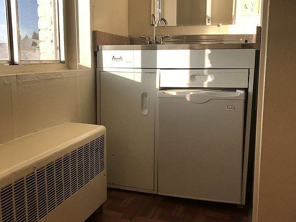 2nd image of 622 Victorian Ave APT 3