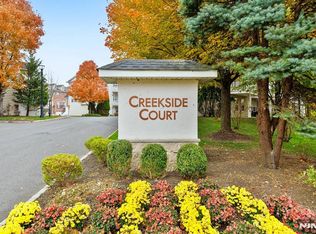 43 Creekside Ct, Secaucus, NJ 07094