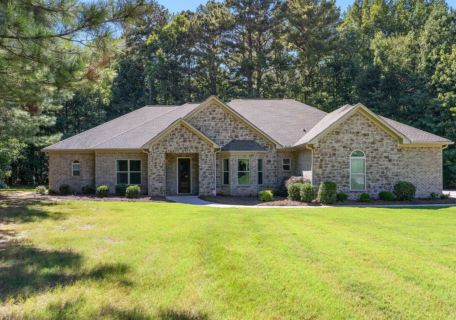4BR Estate Home on 2.5 Acres Near Trilith — Photo 4