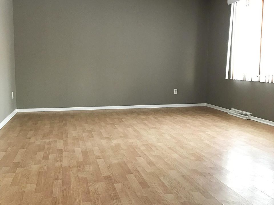 1st image of 110 Meadow Cir S