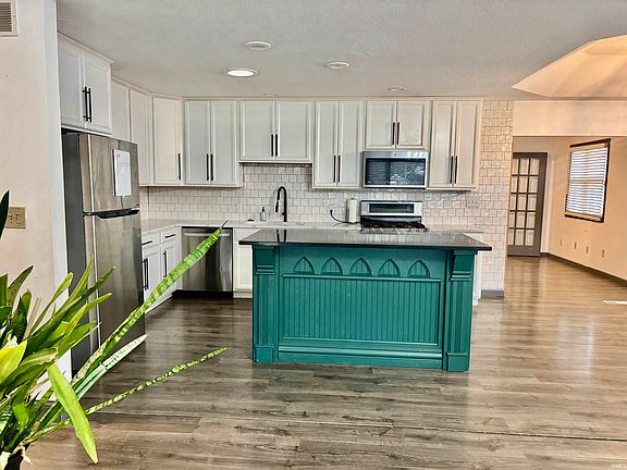 3rd image of 304 Georgian Ln